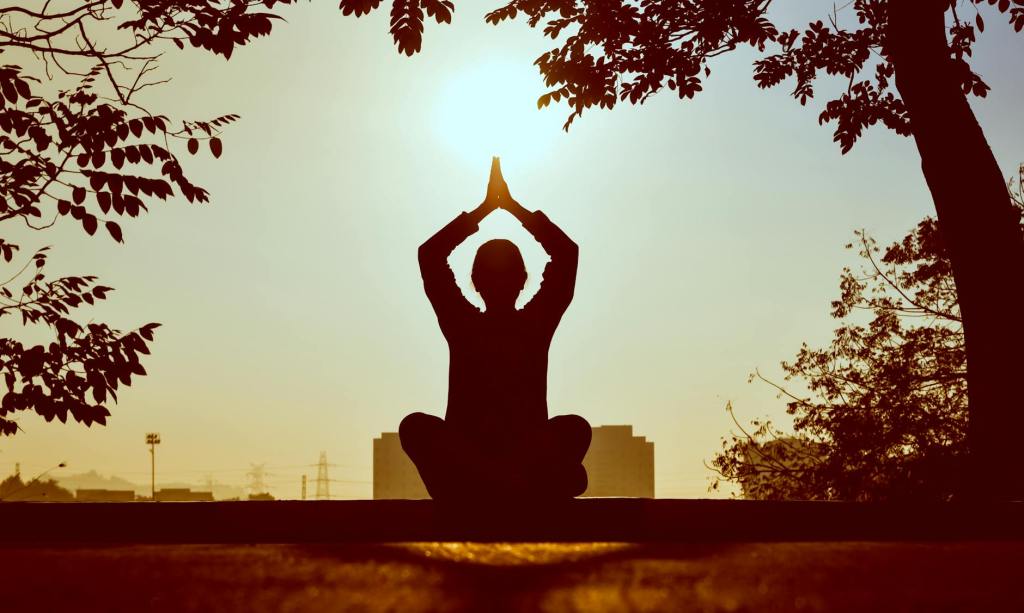 Meditazione Mantra: Il Suono Primordiale dell’Universo